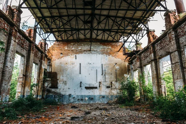 Grande armazém abandonado na fábrica de Efremov, paredes de tijolo quebradas — Fotografia de Stock