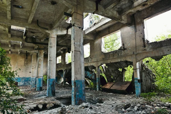 Nagy elhagyott raktárban, oszlopok, romos falak — Stock Fotó