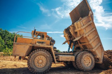 büyük sanayi sarı kamyonu boşaltmaya işlemi