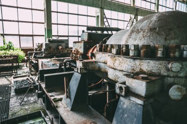 Terk edilmiş bir fabrika makinesinde demir