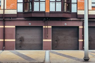 Konut evde otopark için kahverengi garaj kapıları