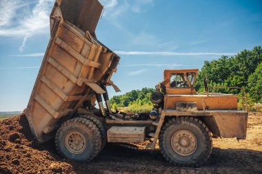 Arka plan beyaz kağıt üzerinde renkli kalemler tonda 