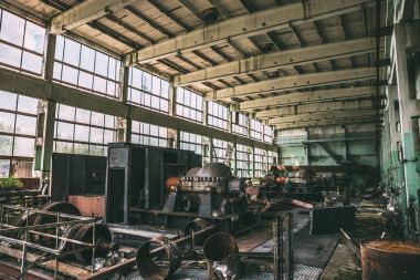 Atölye ekipmanları ile iç içeride terk edilmiş Metalurji fabrikası