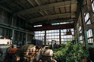 Büyük endüstriyel fabrika veya bitki bitkiler ile büyümüş çelik ekipmanları ile terk