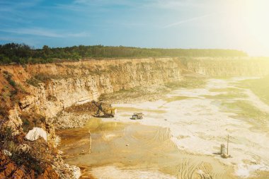 Açık ocağı ağır makine ekipman güneş ışığı altında döküm