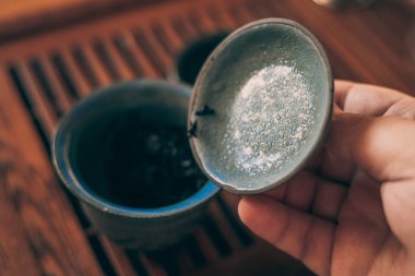 El damla kapaklı bir Gaiwan veya Çince çay bardağı, Çin çay töreni tutar.