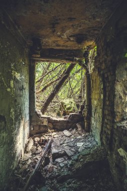 İçinde bina, oda duvar olmadan terk