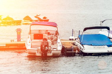 İskelede lüks modern Motorlu kayak sandallar