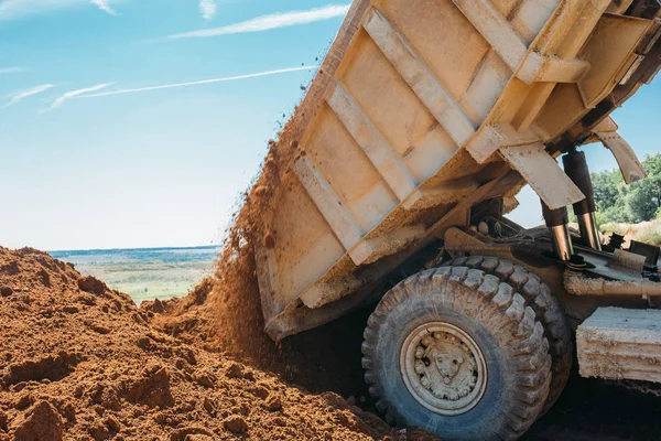 Duża ciężarówka zwalnia gliny i tłucznia — Zdjęcie stockowe