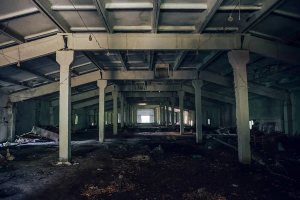 Armazém industrial abandonado interior — Fotografia de Stock