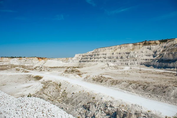 Panorama z kopalni odkrywkowej, górnictwo wapienia — Zdjęcie stockowe