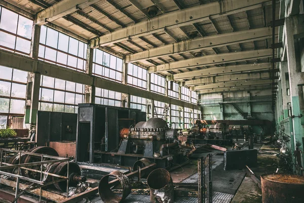 Εργαστήρι εγκαταλελειμμένο μεταλλουργικό εργοστάσιο μέσα στο εσωτερικό με εξοπλισμό — Φωτογραφία Αρχείου