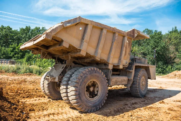 Большой промышленный грузовик, карьерный минерал — стоковое фото