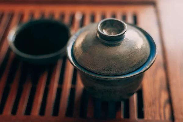 Xícara de chá chinês ou Gaiwan na mesa de chá de madeira, foco seletivo — Fotografia de Stock