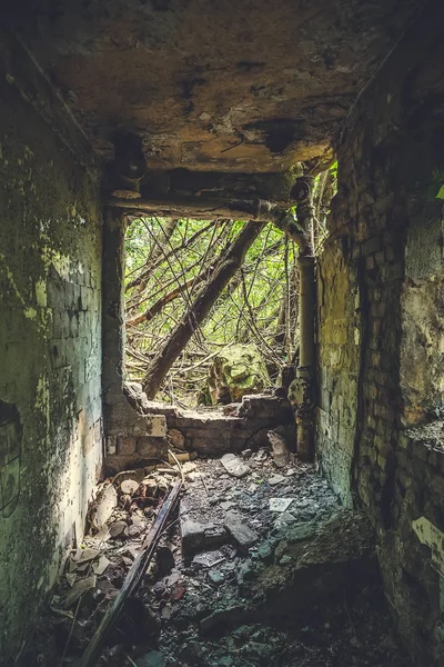 Dentro do edifício abandonado, quarto sem parede — Fotografia de Stock