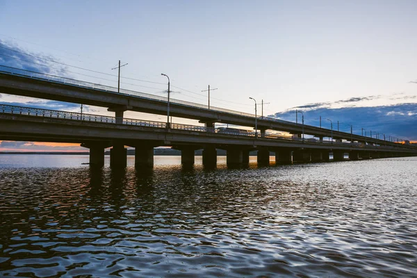 Ponte sobre reservatório de água ao pôr-do-sol — Fotografia de Stock