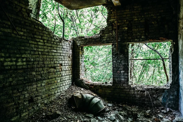 Détruite d'un bâtiment industriel abandonné, effets de la guerre, tremblements de terre — Photo