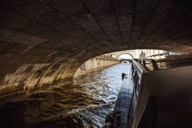 Kanallar ya da St. Petersburg tekne ile bir köprü altında yüzen görünümü