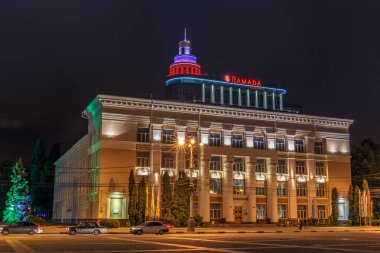 Voronej, Rusya - 10 Haziran 2017: Lenin Meydanı, Voronezh şehir. Gece cityscape. Voronej bölgesel evrensel bilimsel Kütüphane. Nikitin ve Ramada Plaza Voronej şehir merkezi otel