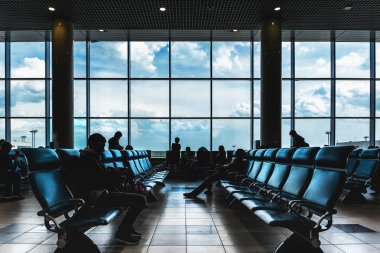 Havaalanı salonu veya terminal. Seyahat kavramı