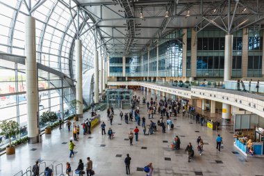 Moskova, Rusya - 29 Mayıs 2017: Domodedovo Havalimanı yolcu ile iç içeride