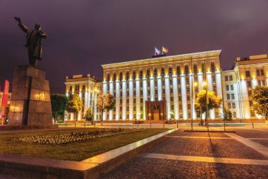Voronej, Rusya - 10 Haziran 2017: Lenin Meydanı, Voronezh şehir. Gece cityscape. Voronej hükümetin bölge ve Lenin Anıt Binası