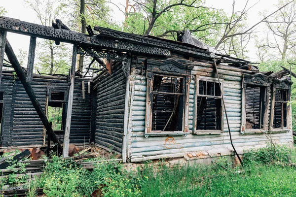 Altes Holzhaus nach Brand verlassen — Stockfoto