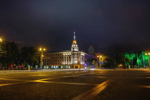 Voronej, Rusya - 10 Haziran 2017: Lenin Meydanı, Voronezh şehir. Gece cityscape." Voronej"- otel 1940-1942 ve 1951-1989. Şu anda, ticaret sendikalar Bölgesel Konseyi bina ev sahipliği yapmaktadır — Stok fotoğraf
