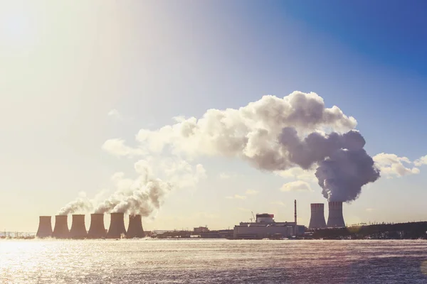 Nuclear Power Plant or NPP, clouds of thick smoke, radioactive energy — Stock Photo, Image