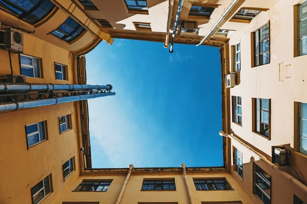 Yard-well tipo de abajo hacia arriba, arquitectura típica en el centro de la histórica San Petersburgo — Foto de Stock