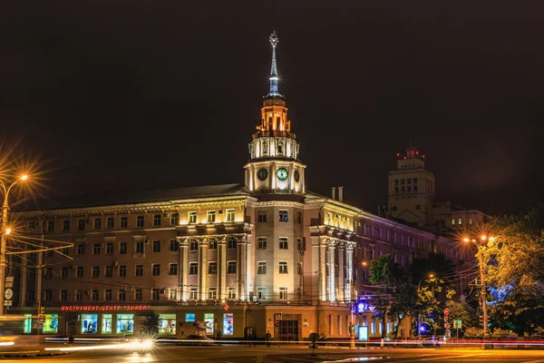 VORONEZH, रूस जून 10, 2017: लेनिन स्क्वायर, वोरोनिश डाउनटाउन। रात का दृश्य। "वोरोनिश" 1940-1942 और 1951-1989 में होटल। वर्तमान में, इमारत क्षेत्रीय व्यापार संघों की परिषद घरों — स्टॉक फ़ोटो, इमेज