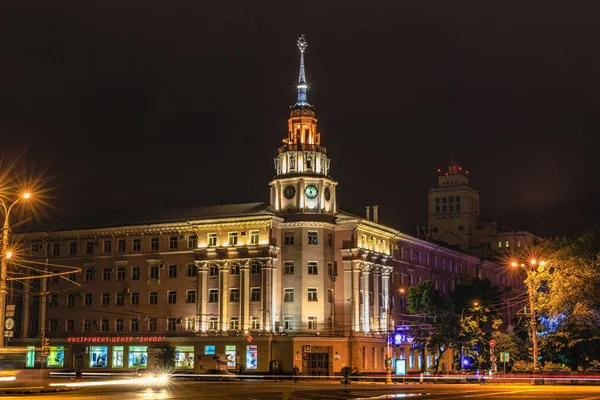 VORONEZH, RUSSIA - JUNE 10, 2017: Lenin Square, Voronezh downtown. Night cityscape."Voronezh" - hotel in 1940-1942 and 1951-1989. Currently, the building houses the regional Council of Trade Unions — Stock Photo, Image