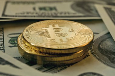 Bitcoin yığını dolar nakit para arka plan üzerinde paralar