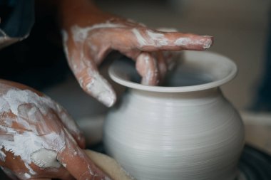 Potter Çömlekçilik direksiyonda, kirli kadın el işleri