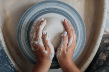 Kadın el Potter kirli eller ile çanak çömlek çarkı Üstten Görünüm