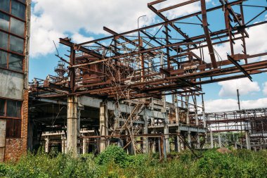 Sanayi Bölgesi, paslı çelik ve beton yapılar