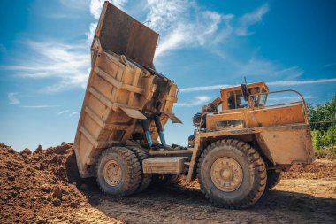 Mavi gökyüzü arka plan, büyük sarı maden kamyonu