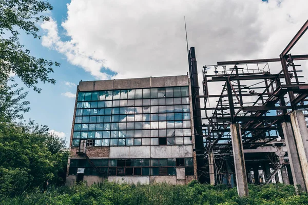 Außenfassade einer großen sowjetischen verlassenen Fabrik — Stockfoto