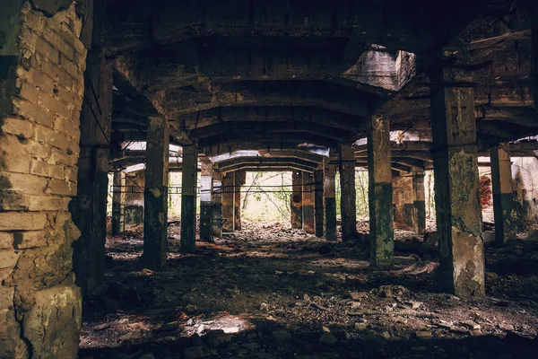 Salão vazio arruinado de armazém abandonado — Fotografia de Stock