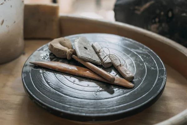 Töpferzubehör und Werkzeuge auf Töpferscheibe — Stockfoto