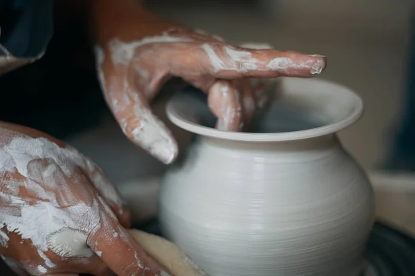 Potter trabalha na roda de cerâmica, mãos sujas da mulher — Fotografia de Stock