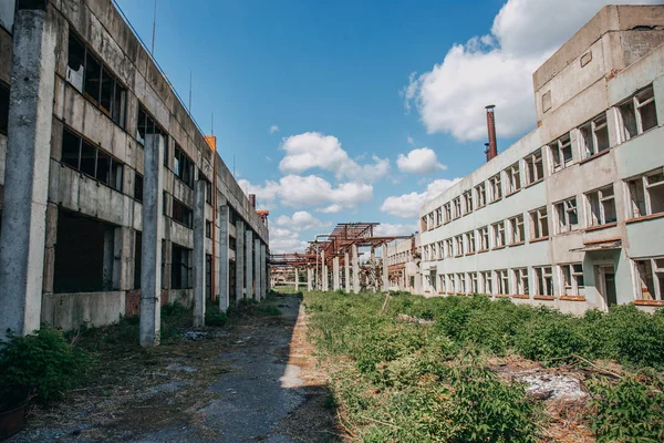 Conceito de cidade abandonada, edifícios abandonados, perspectiva — Fotografia de Stock