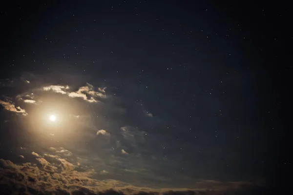 Luna con nubes, cielo nocturno con estrellas de fondo — Foto de Stock