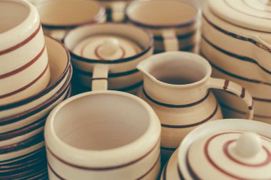 El işi seramik set yemekleri, el yapımı mutfak eşyaları arka plan