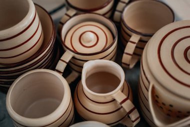 El işi seramik tabaklar, el yapımı mutfak eşyaları arka plan, görmek yukarıda