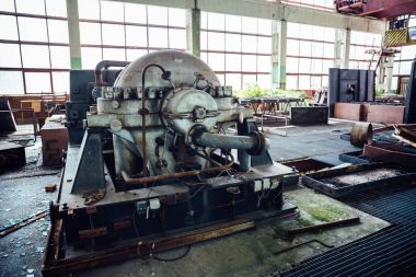 Terk edilmiş Sovyet fabrika ekipmanları ile büyük salonu