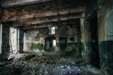 Terk edilmiş fabrika binası koridorunda