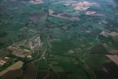 Yollar toprak, yeşil alanlarıyla görünümünü top, uçak penceresinden görüntülemek