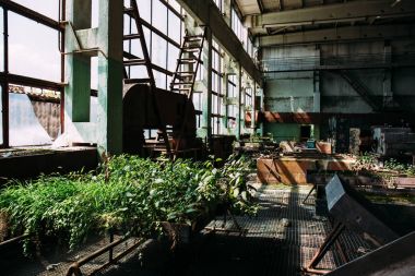 Terk edilmiş fabrikası içinde büyük pencereler, paslı çelik ekipmanları