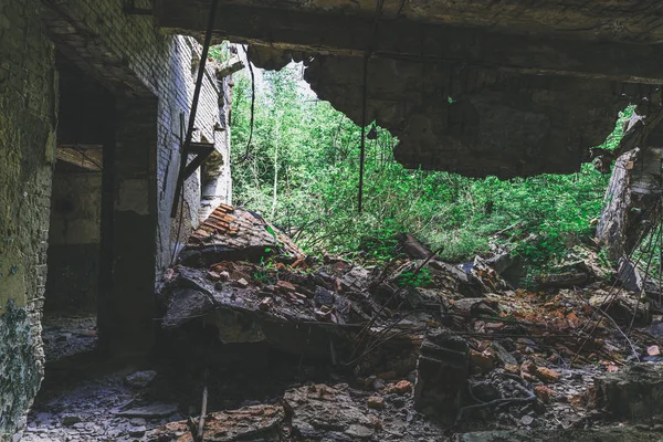 Ancien bâtiment détruit par un tremblement de terre, vue de l'intérieur — Photo